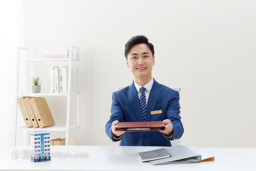 房地產(chǎn)銷售中介遞出合同 商務服務的專業(yè)細節(jié)與重要性